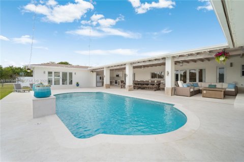 House in Miami, Florida 6 bedrooms, 368.73 sq.m. № 2043967 - photo 17