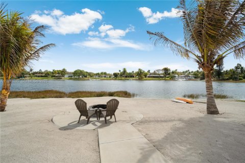 House in Miami, Florida 6 bedrooms, 368.73 sq.m. № 2043967 - photo 12