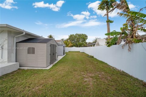 House in Miami, Florida 6 bedrooms, 368.73 sq.m. № 2043967 - photo 15