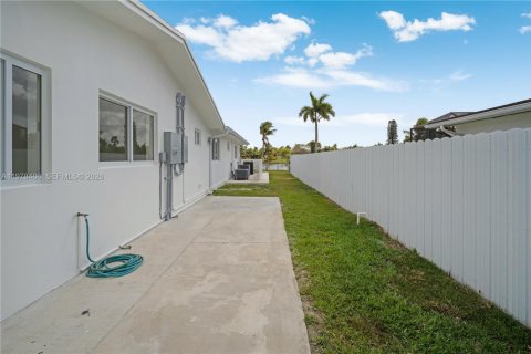 House in Miami, Florida 6 bedrooms, 368.73 sq.m. № 2043967 - photo 7