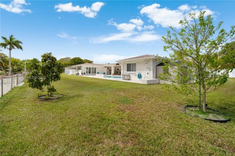 House in Miami, Florida 6 bedrooms, 368.73 sq.m. № 2043967 - photo 13