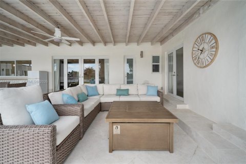 House in Miami, Florida 6 bedrooms, 368.73 sq.m. № 2043967 - photo 23