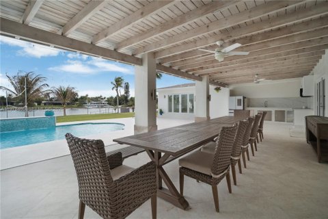 House in Miami, Florida 6 bedrooms, 368.73 sq.m. № 2043967 - photo 26