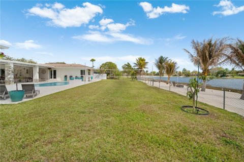 House in Miami, Florida 6 bedrooms, 368.73 sq.m. № 2043967 - photo 10