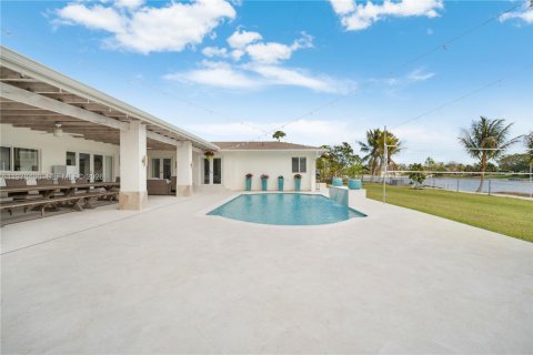 House in Miami, Florida 6 bedrooms, 368.73 sq.m. № 2043967 - photo 19