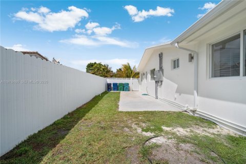 House in Miami, Florida 6 bedrooms, 368.73 sq.m. № 2043967 - photo 8