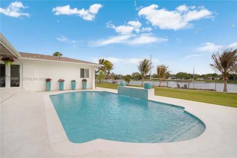 House in Miami, Florida 6 bedrooms, 368.73 sq.m. № 2043967 - photo 20