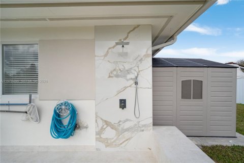 House in Miami, Florida 6 bedrooms, 368.73 sq.m. № 2043967 - photo 16