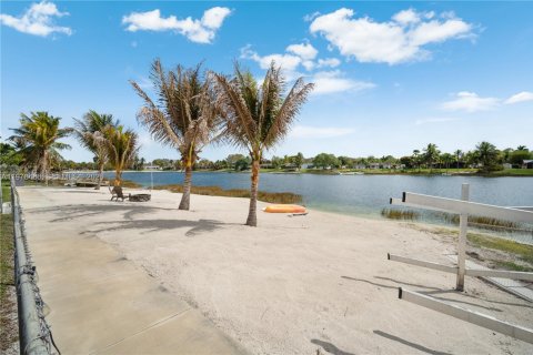 House in Miami, Florida 6 bedrooms, 368.73 sq.m. № 2043967 - photo 11