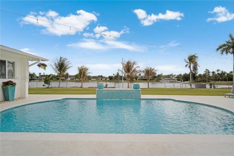 House in Miami, Florida 6 bedrooms, 368.73 sq.m. № 2043967 - photo 22