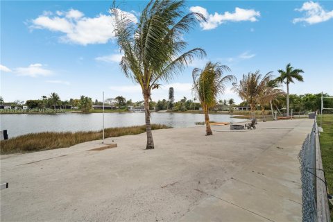 House in Miami, Florida 6 bedrooms, 368.73 sq.m. № 2043967 - photo 14