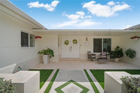 House in Miami, Florida 6 bedrooms, 368.73 sq.m. № 2043967 - photo 6