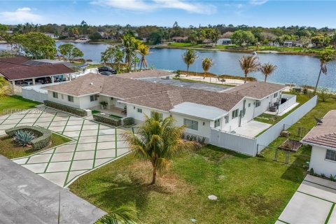 House in Miami, Florida 6 bedrooms, 368.73 sq.m. № 2043967