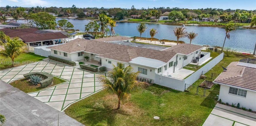 House in Miami, Florida 6 bedrooms, 368.73 sq.m. № 2043967