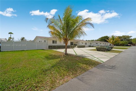 House in Miami, Florida 6 bedrooms, 368.73 sq.m. № 2043967 - photo 5