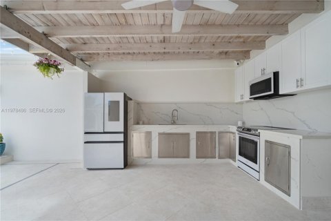 House in Miami, Florida 6 bedrooms, 368.73 sq.m. № 2043967 - photo 29