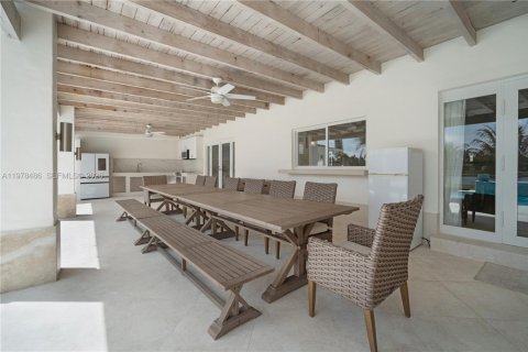 House in Miami, Florida 6 bedrooms, 368.73 sq.m. № 2043967 - photo 25