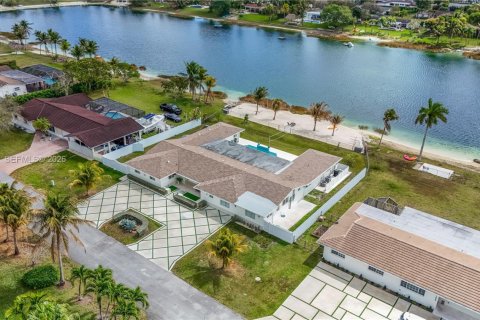 House in Miami, Florida 6 bedrooms, 368.73 sq.m. № 2043967 - photo 2