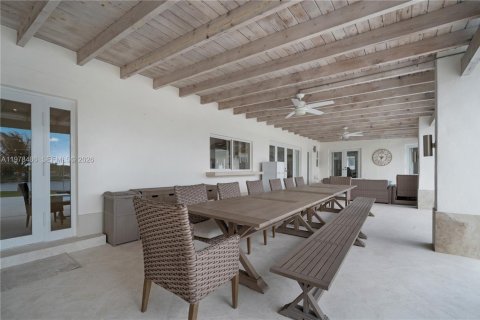 House in Miami, Florida 6 bedrooms, 368.73 sq.m. № 2043967 - photo 28