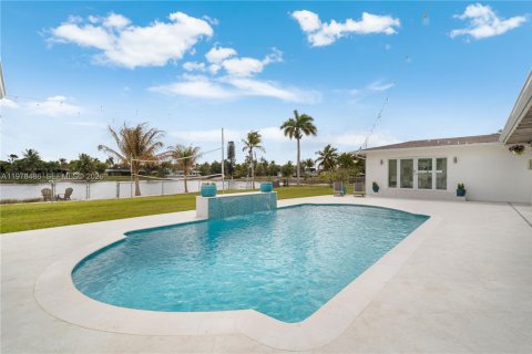 House in Miami, Florida 6 bedrooms, 368.73 sq.m. № 2043967 - photo 21
