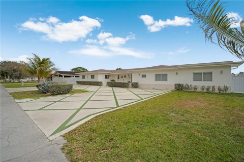 House in Miami, Florida 6 bedrooms, 368.73 sq.m. № 2043967 - photo 3
