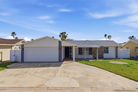 House in New Port Richey, Florida 3 bedrooms, 131.92 sq.m. № 2230116 - photo 2