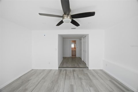 House in New Port Richey, Florida 3 bedrooms, 131.92 sq.m. № 2230116 - photo 19