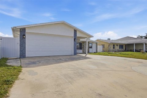 House in New Port Richey, Florida 3 bedrooms, 131.92 sq.m. № 2230116 - photo 3