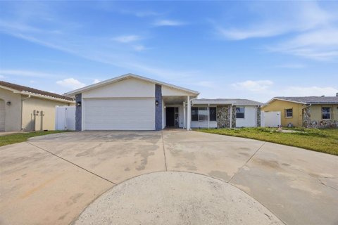 House in New Port Richey, Florida 3 bedrooms, 131.92 sq.m. № 2230116 - photo 4