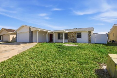 House in New Port Richey, Florida 3 bedrooms, 131.92 sq.m. № 2230116 - photo 5
