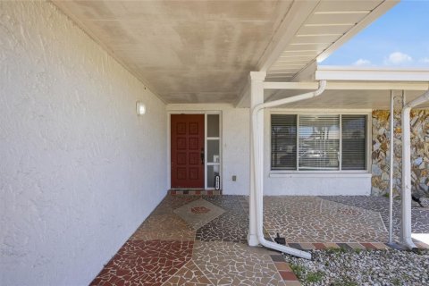 House in New Port Richey, Florida 3 bedrooms, 131.92 sq.m. № 2230116 - photo 7