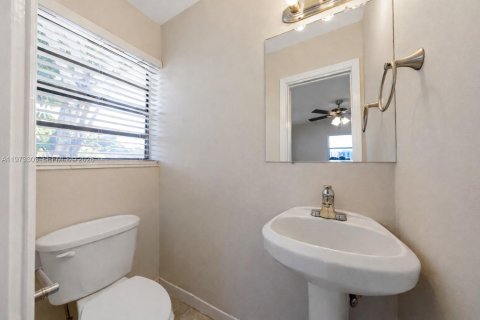 House in Lauderhill, Florida 3 bedrooms, 103.77 sq.m. № 2041300 - photo 13