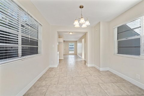 House in Lauderhill, Florida 3 bedrooms, 103.77 sq.m. № 2041300 - photo 8