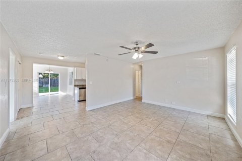 House in Lauderhill, Florida 3 bedrooms, 103.77 sq.m. № 2041300 - photo 3