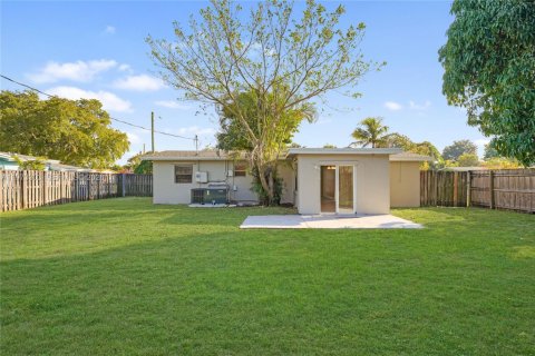 House in Lauderhill, Florida 3 bedrooms, 103.77 sq.m. № 2041300 - photo 15