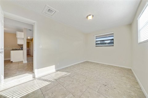 House in Lauderhill, Florida 3 bedrooms, 103.77 sq.m. № 2041300 - photo 9