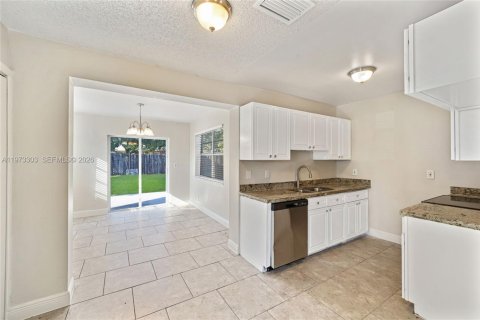 House in Lauderhill, Florida 3 bedrooms, 103.77 sq.m. № 2041300 - photo 6