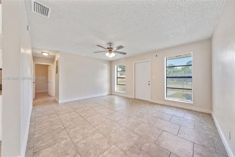 House in Lauderhill, Florida 3 bedrooms, 103.77 sq.m. № 2041300 - photo 2