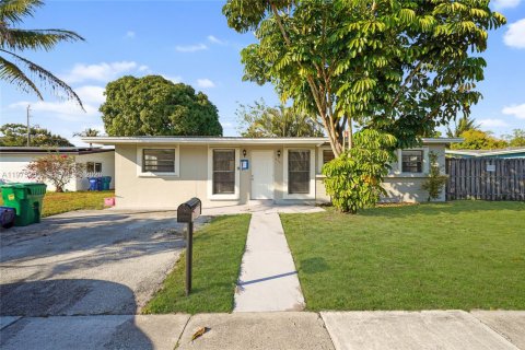 House in Lauderhill, Florida 3 bedrooms, 103.77 sq.m. № 2041300