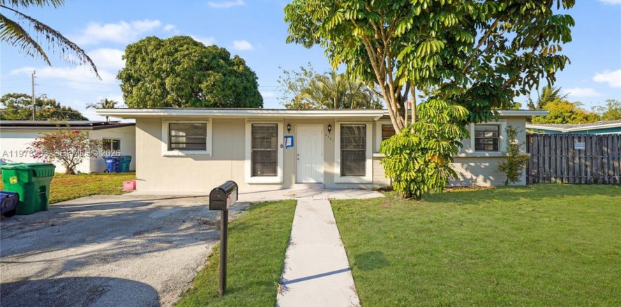 House in Lauderhill, Florida 3 bedrooms, 103.77 sq.m. № 2041300