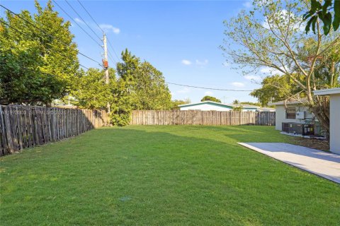 House in Lauderhill, Florida 3 bedrooms, 103.77 sq.m. № 2041300 - photo 16