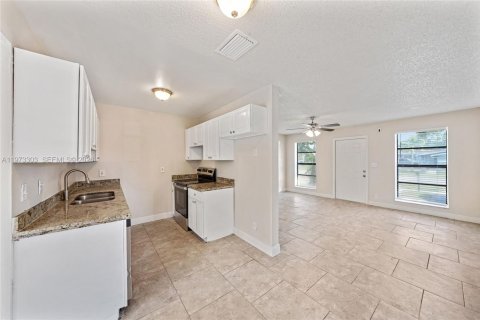 House in Lauderhill, Florida 3 bedrooms, 103.77 sq.m. № 2041300 - photo 4