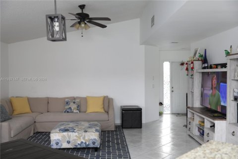 House in Pembroke Pines, Florida 2 bedrooms, 104.98 sq.m. № 1995051 - photo 10