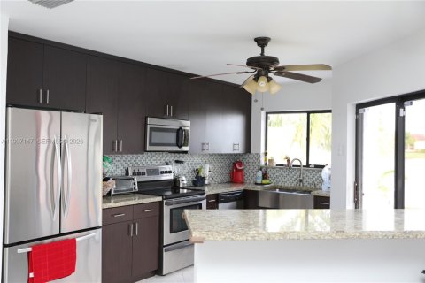 House in Pembroke Pines, Florida 2 bedrooms, 104.98 sq.m. № 1995051 - photo 8