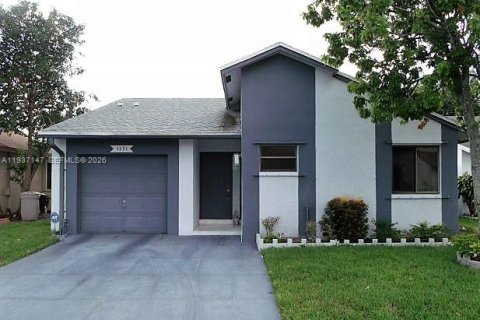 House in Pembroke Pines, Florida 2 bedrooms, 104.98 sq.m. № 1995051 - photo 2