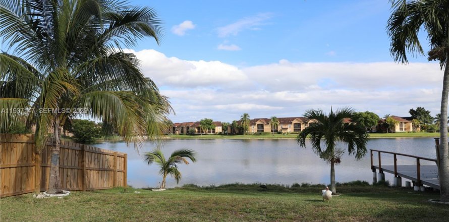 House in Pembroke Pines, Florida 2 bedrooms, 104.98 sq.m. № 1995051