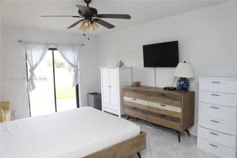 House in Pembroke Pines, Florida 2 bedrooms, 104.98 sq.m. № 1995051 - photo 4