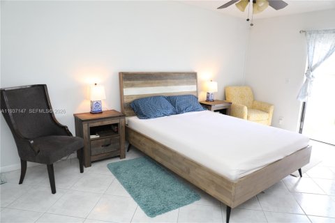 House in Pembroke Pines, Florida 2 bedrooms, 104.98 sq.m. № 1995051 - photo 3
