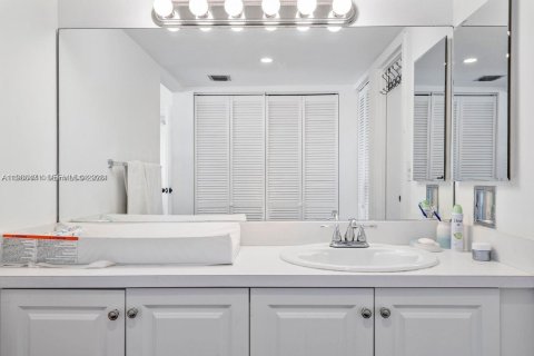 Copropriété à louer à Sunny Isles Beach, Floride: 2 chambres, 126.07 m2 № 2028360 - photo 17