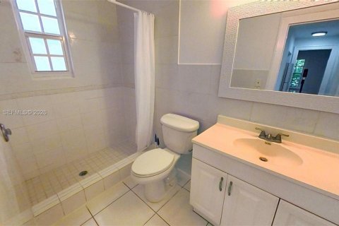 House in Miami, Florida 2 bedrooms, 63.17 sq.m. № 2073440 - photo 7